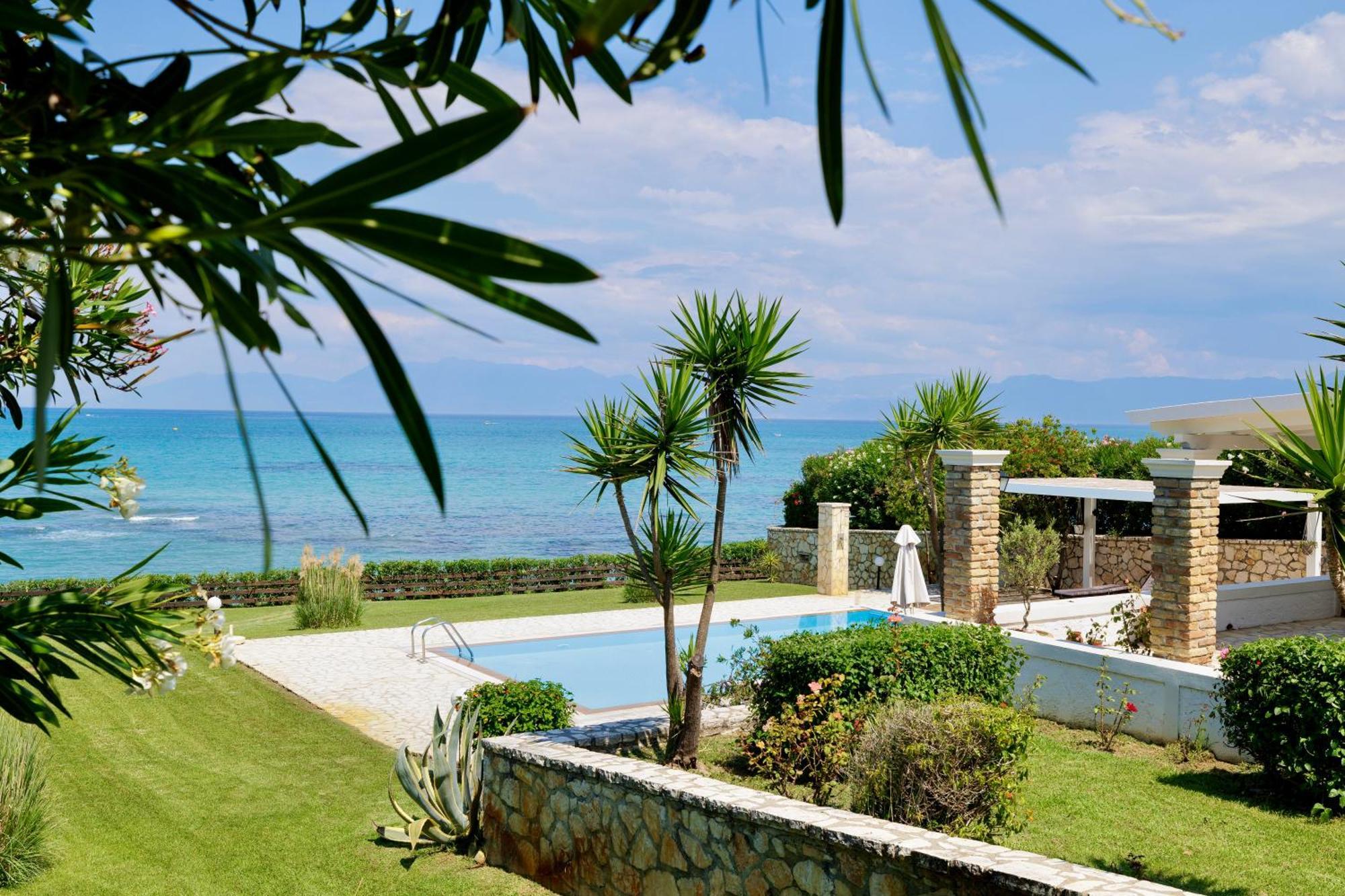 Beachfront Villa Victoras - With Private Beach Сидарион Экстерьер фото
