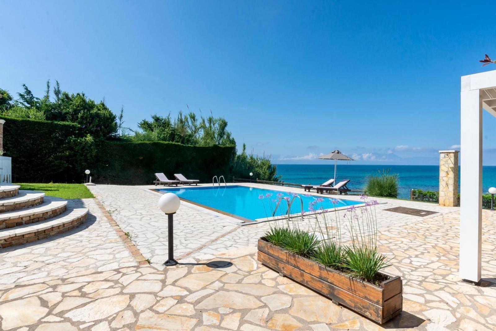Beachfront Villa Victoras - With Private Beach Сидарион Экстерьер фото