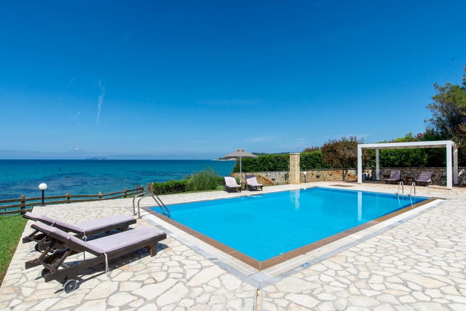 Beachfront Villa Victoras - With Private Beach Сидарион Экстерьер фото