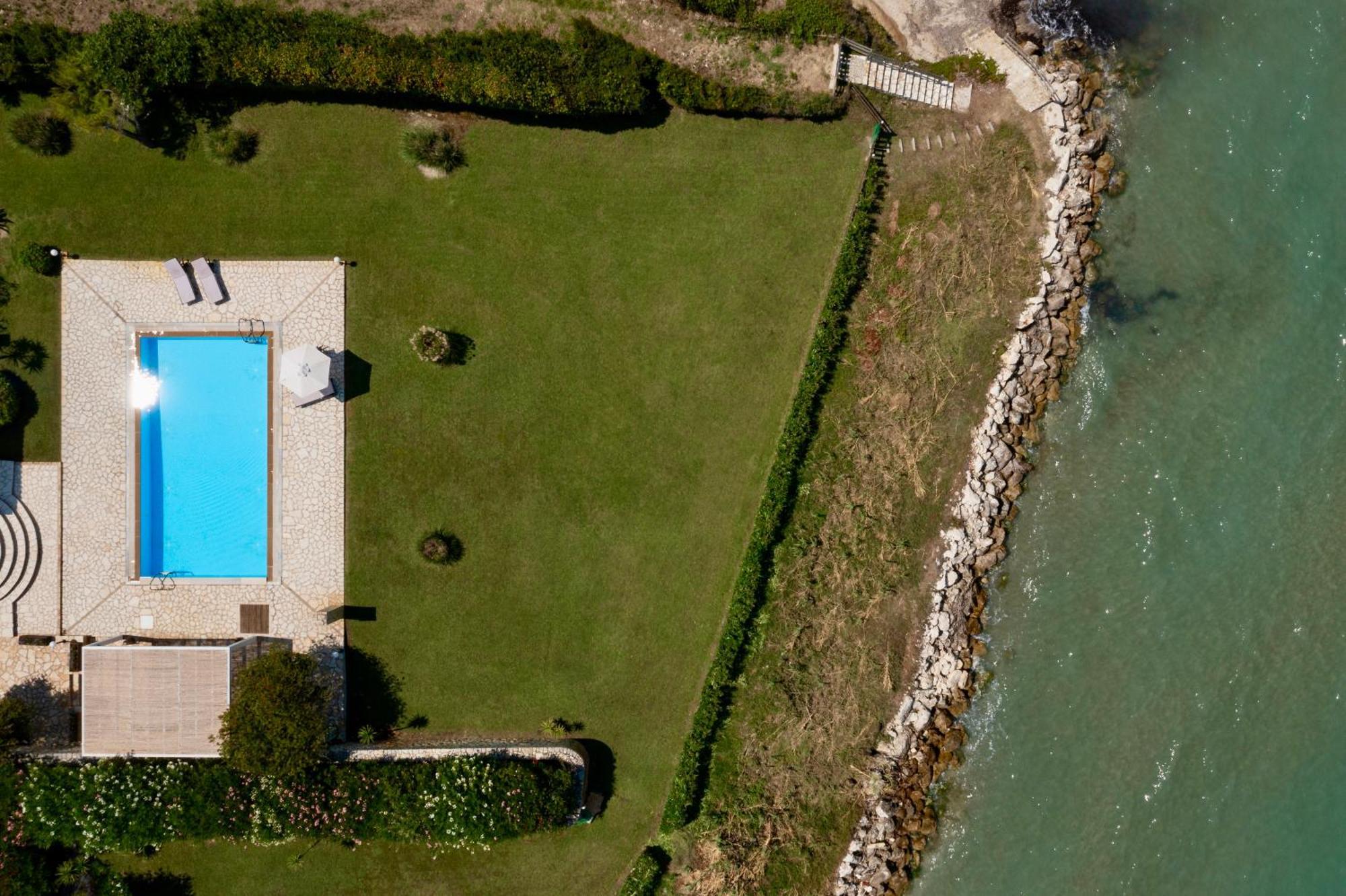 Beachfront Villa Victoras - With Private Beach Сидарион Экстерьер фото